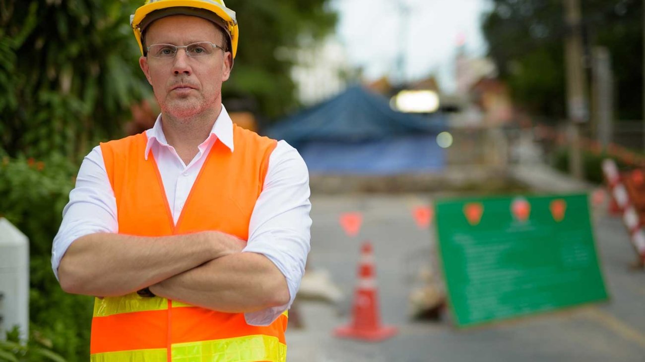 mature-man-construction-worker-at-the-construction-VYBTD4R